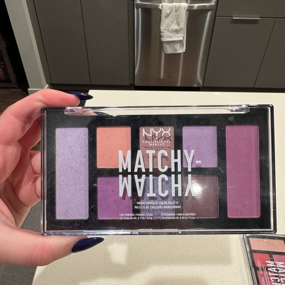 NYX Eyeshadow Palette - Picture 1 of 2